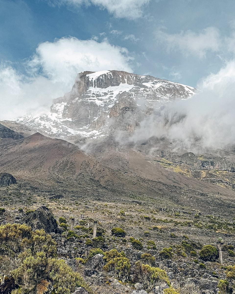 De top komt steeds dichterbij. Kilimanjaro beklimmen.