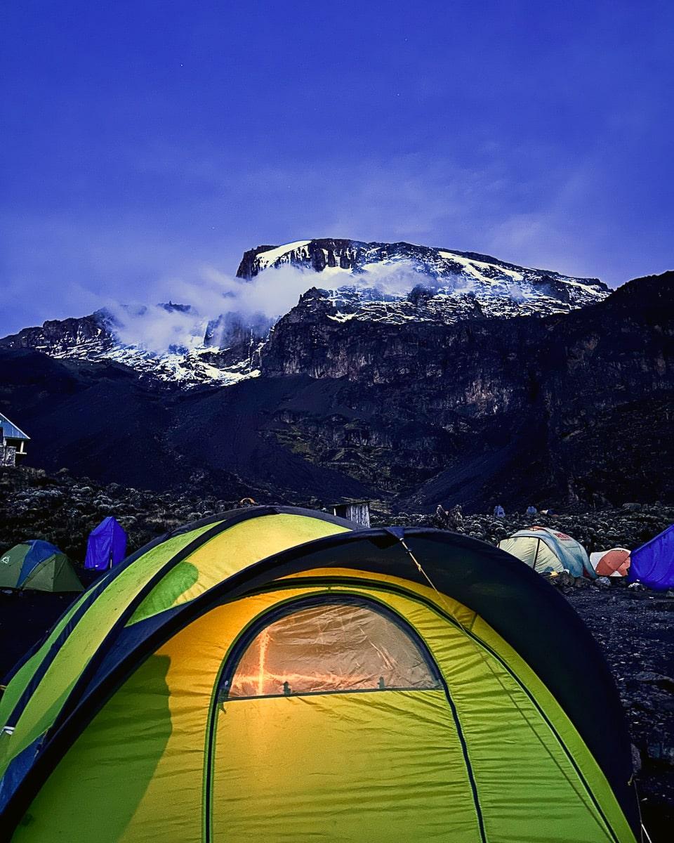 Vanuit Baranco Camp is er 's nachts een ijzige blik op de top.