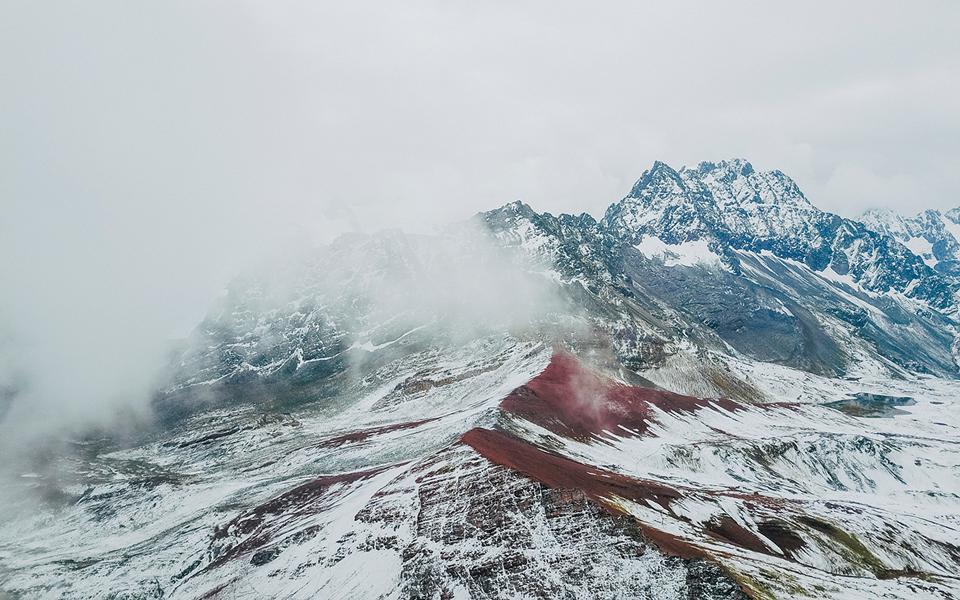 Arrivée le matin, les montagnes arc-en-ciel au Pérou sont recouvertes d'un manteau de neige.