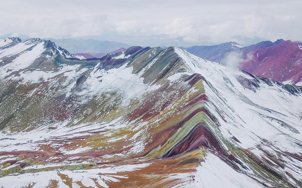 Les Montagnes Rainbow sous la neige - ce n'est pas un spectacle que l'on voit pour chaque visiteur au Pérou.
