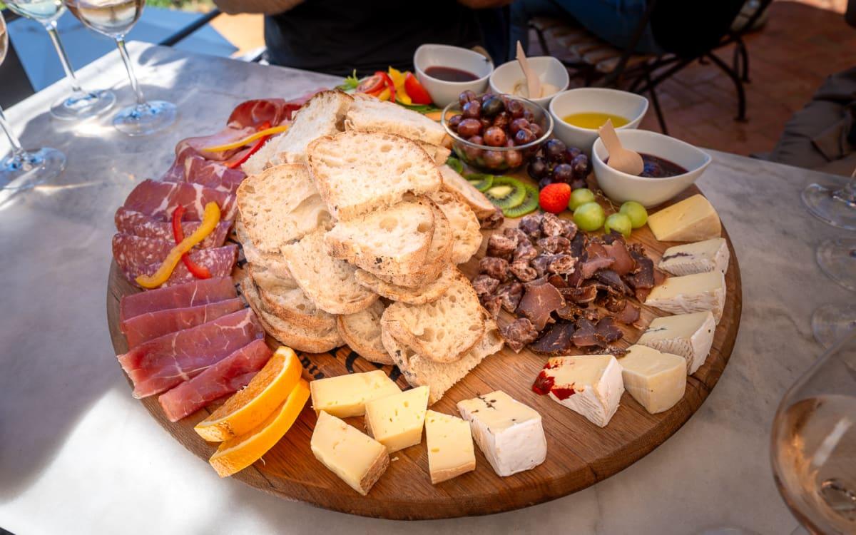 Assiette de charcuterie à la cave Bartinney, Franschhoek lors de la dégustation de vin