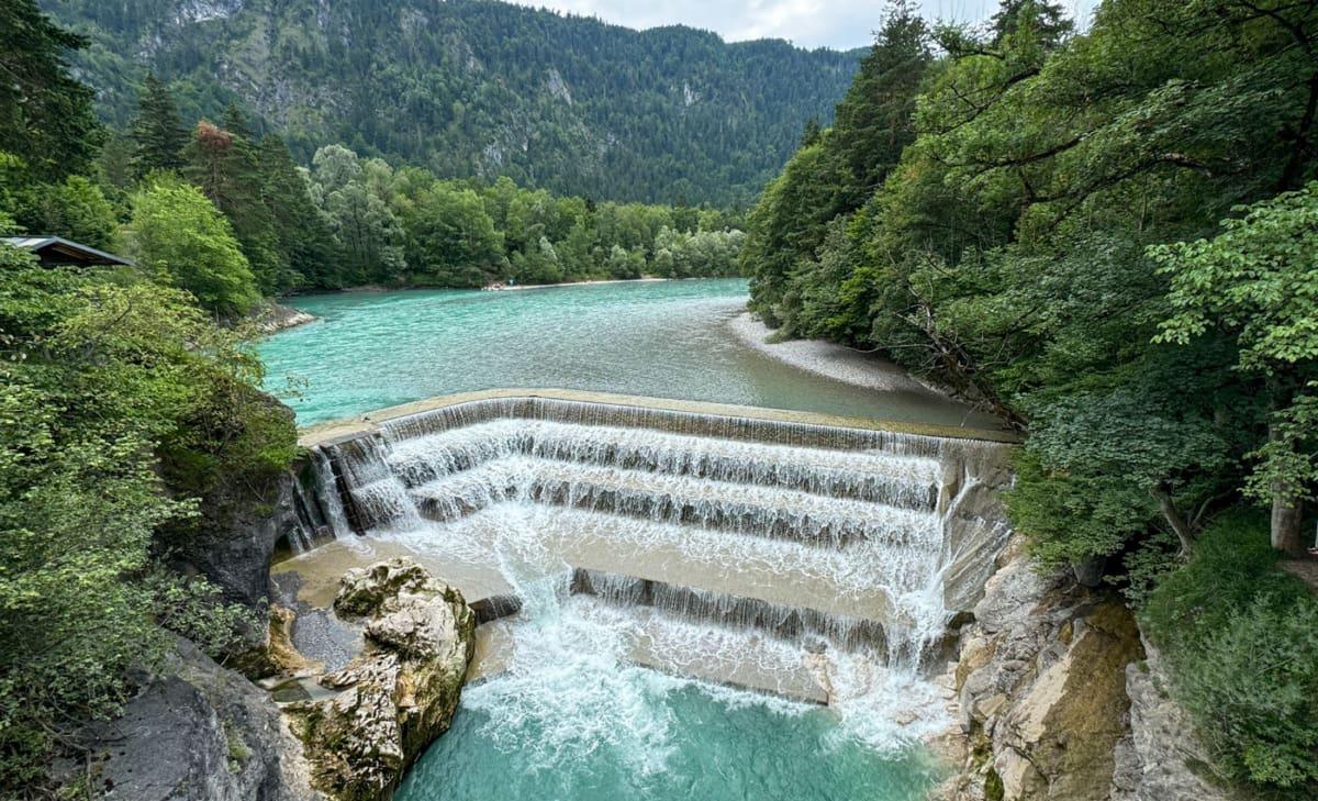 Lechfall Füssen with children, a popular excursion destination.