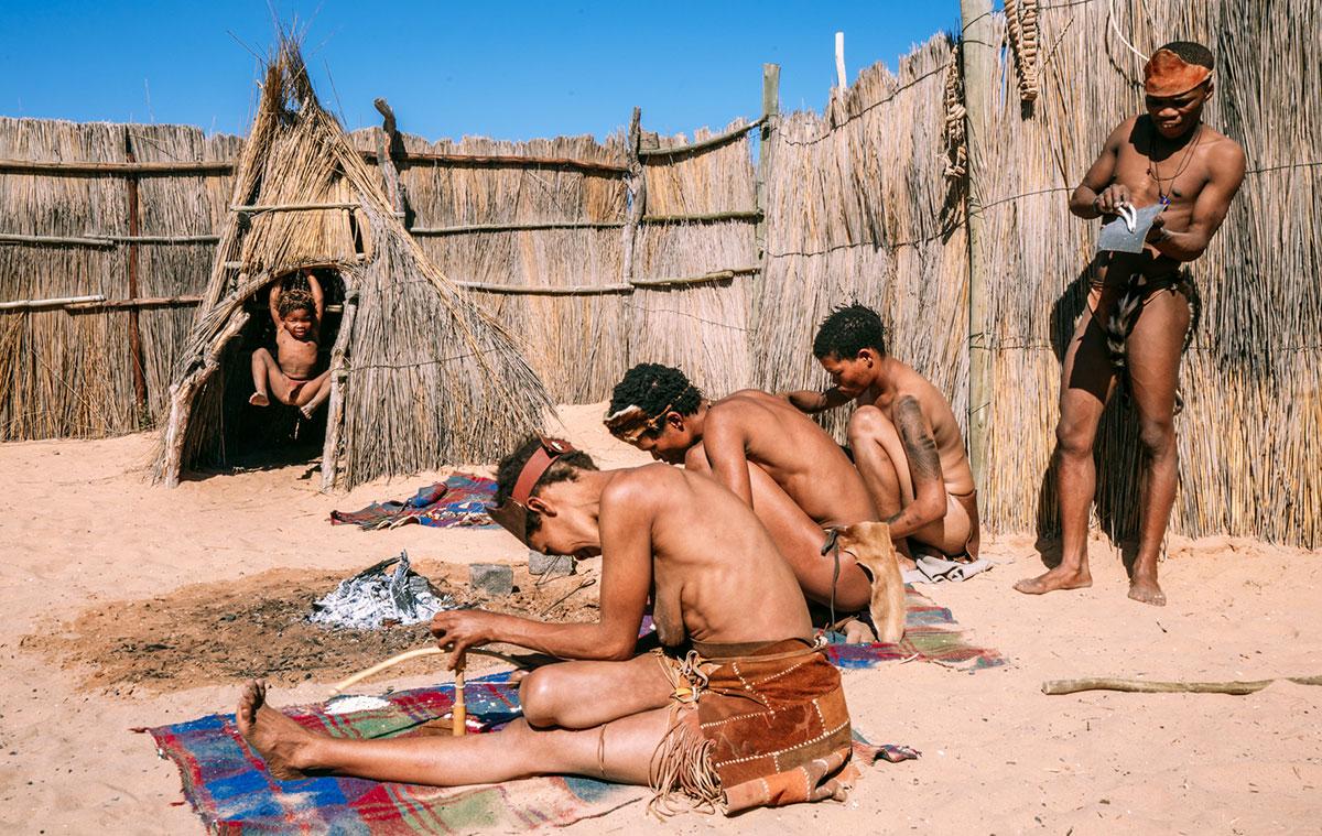 Bushman Bushman gagne de l'argent à nous montrer comment fabriquer des bijoux et des armes traditionnels.