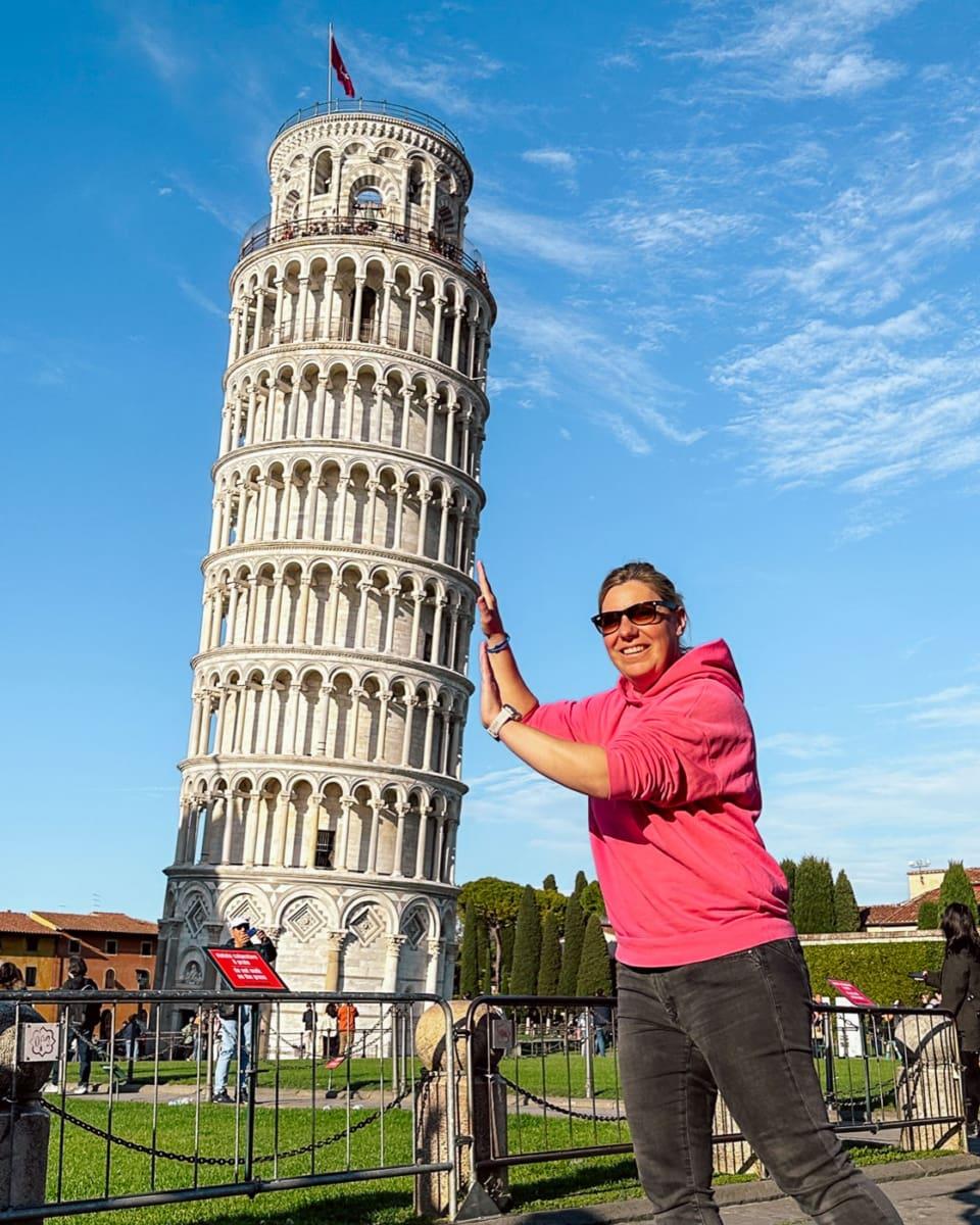 Scheve Toren van Pisa. Toeristen doen inderdaad toeristische dingen. Ik ook.