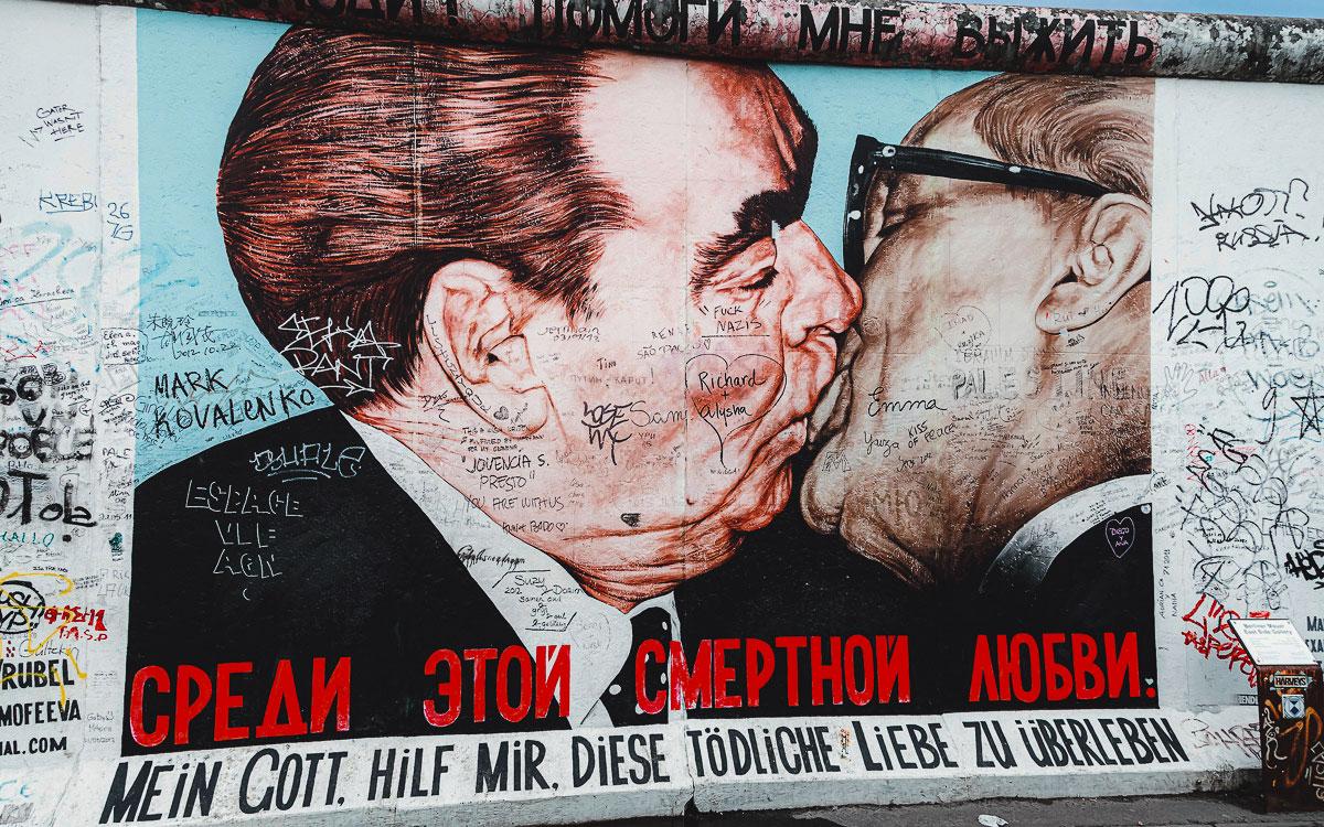 East Side Gallery: The Brotherly Kiss