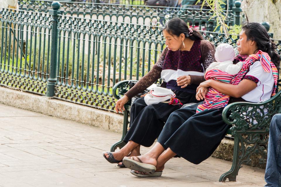 Vrouwen rusten uit / Zocalo San Cristobal de las Casas Mexico Reis