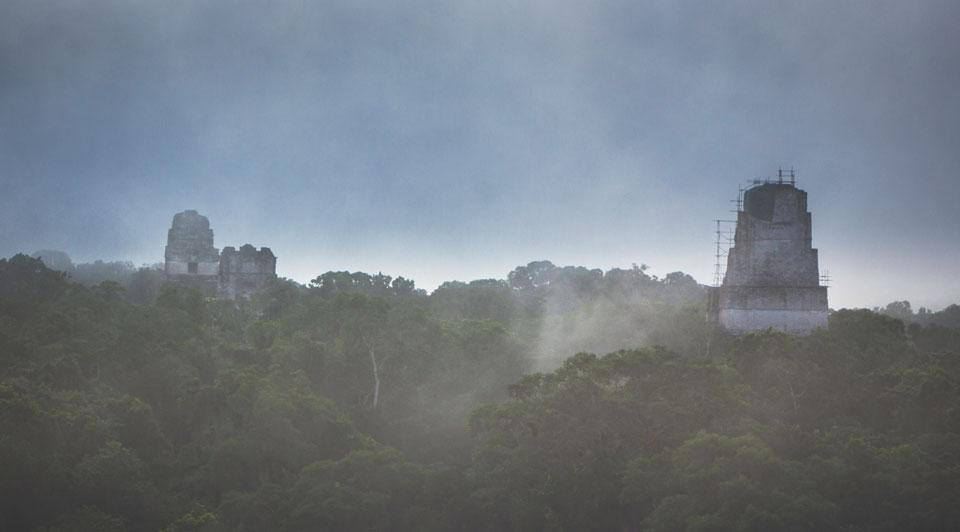 Tikal Guatemala vue sur le temple 1, temple 2 et temple 3