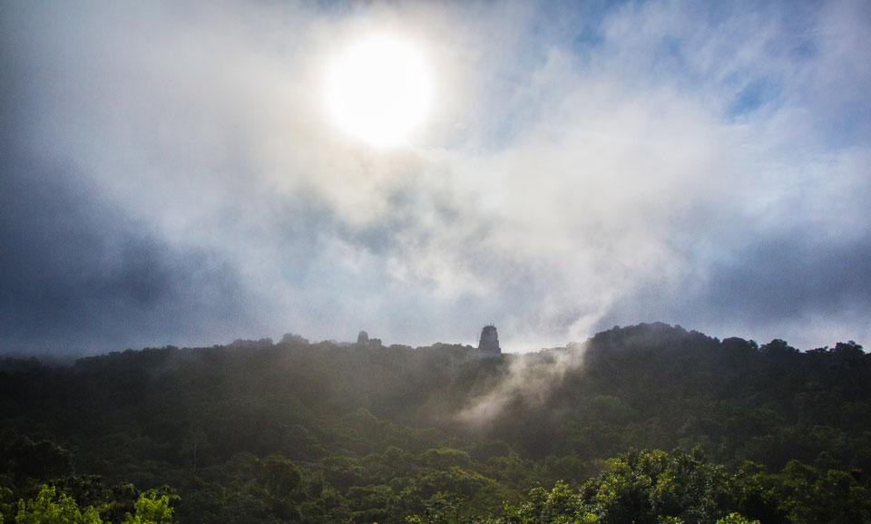 Lever de soleil temple 4 à Tikal Guatemala