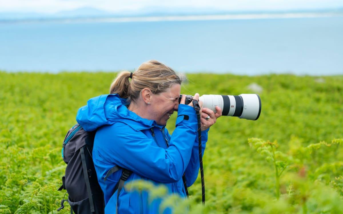 Mes vêtements sur Saltee Island : Veste de pluie (Hardshell), sac à dos, appareil photo avec objectif zoom