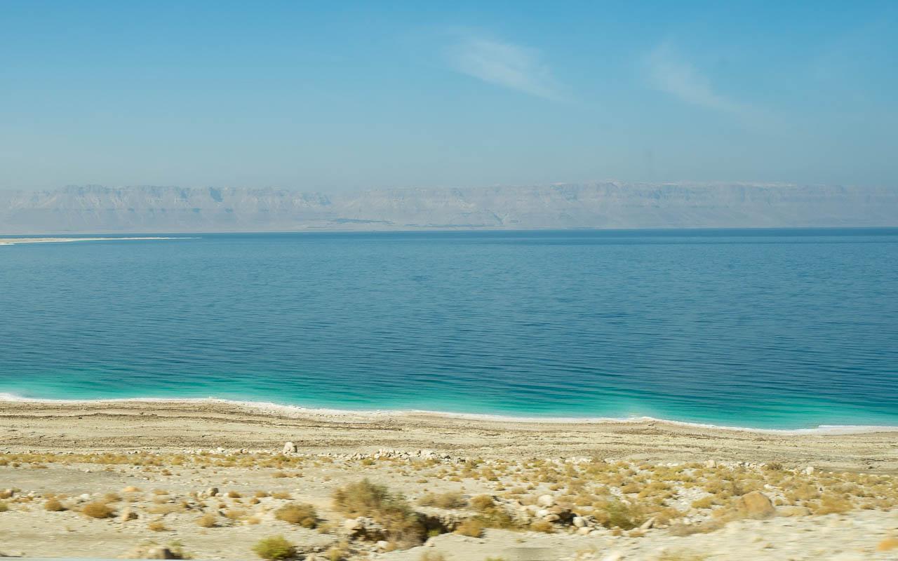 reisverslag-jordanien-rundreise-fahrt-entlang-totes-meer