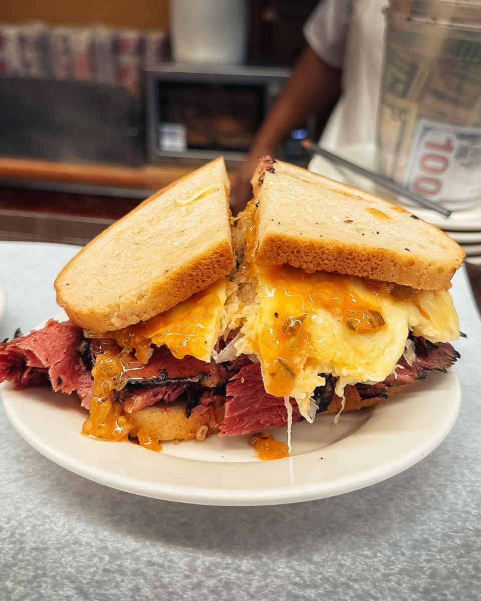 Manger un sandwich au pastrami chez Katz à New York