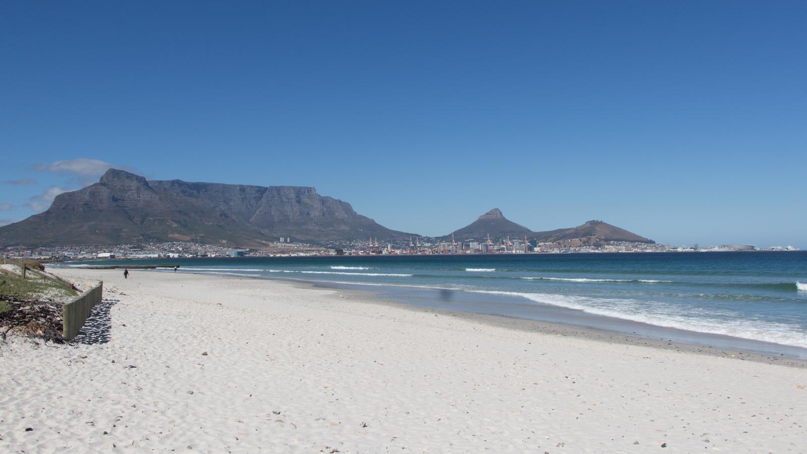 Vue du Bloubergstrand sur la Montagne de la Table