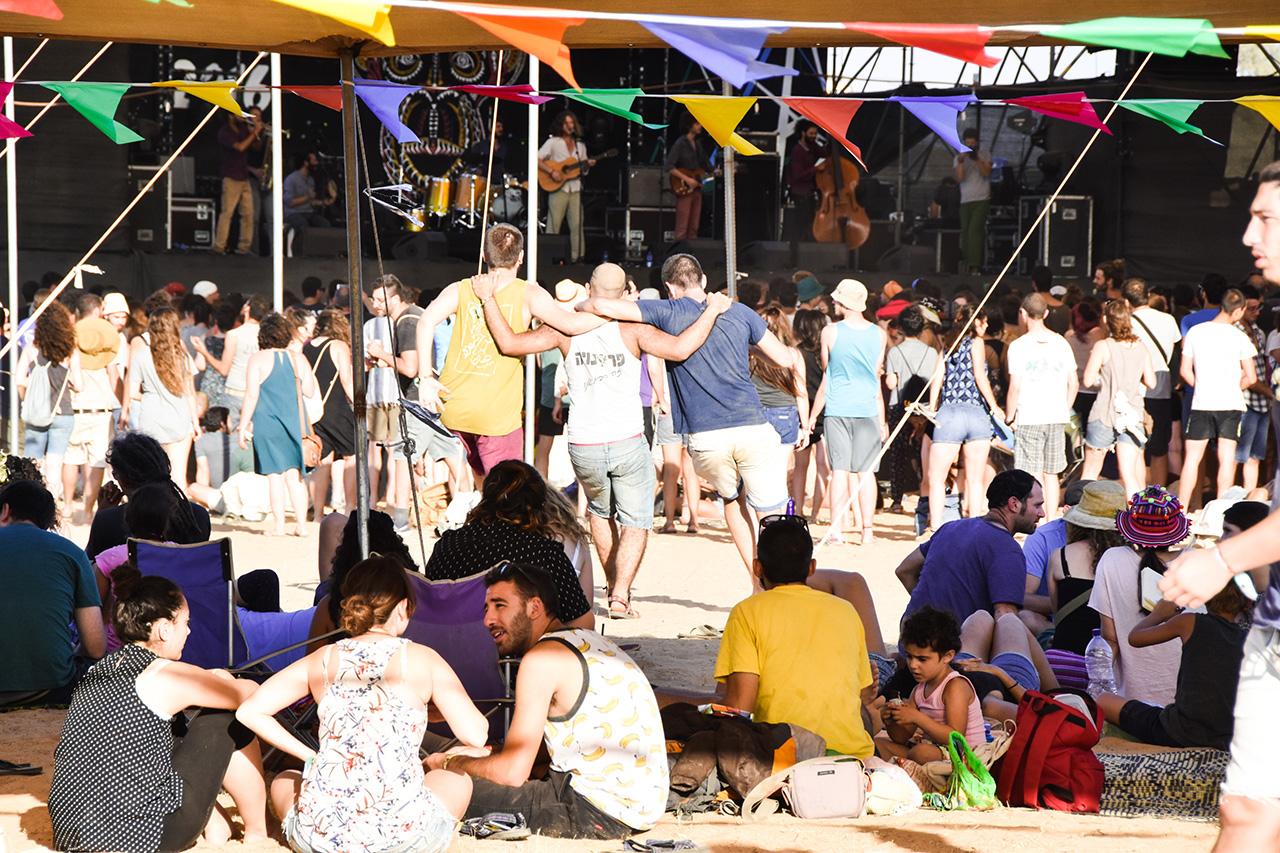 indnegev-israel-people-dancing