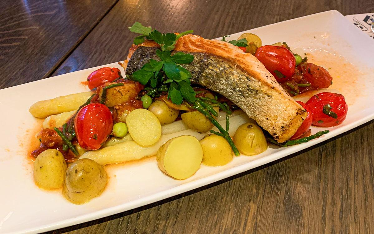 Café De Bóbble in Maastricht, zalm met asperges