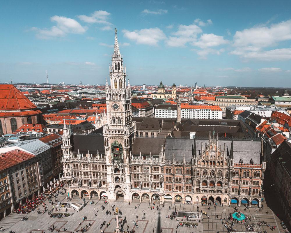 Top bezienswaardigheid in München: Marienplatz met Mariakerk en het Glockenspiel!