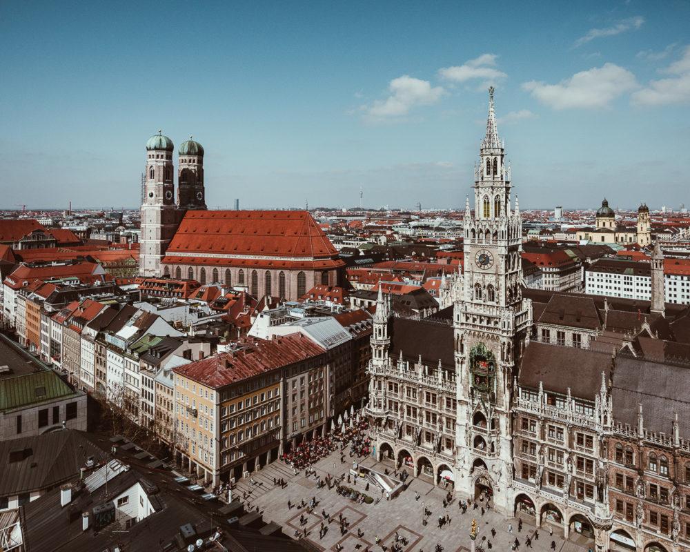De dubbele ui-torens van de Frauenkirche van München zijn een van de herkenningspunten van de stad.
