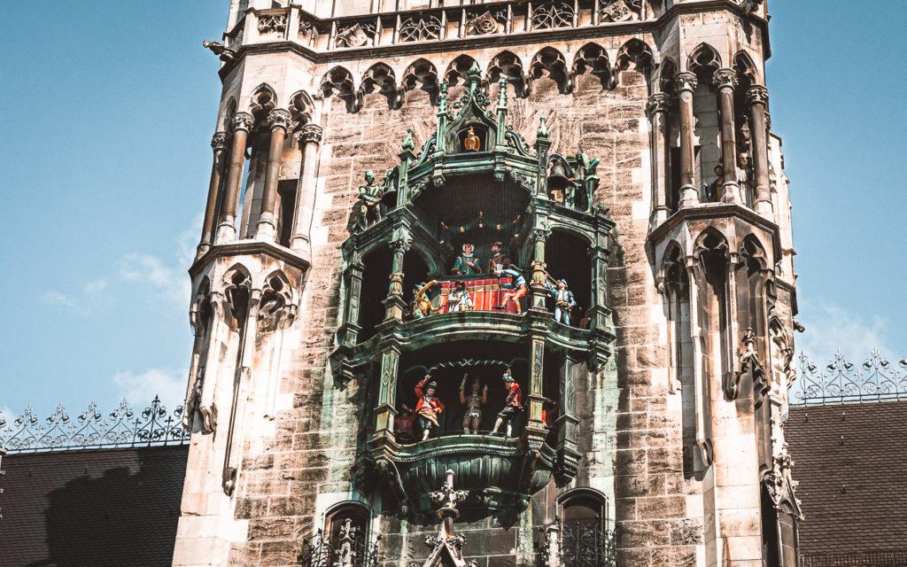 Glockenspiel van de Mariakerk in München. Voor toeristen het hoogtepunt!