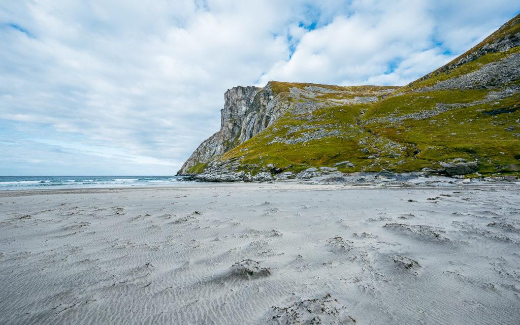 Sommet du Ryten à Kvalvika Beach. Ne paraît pas si escarpé sur la photo, mais en réalité, c'est tout autre.