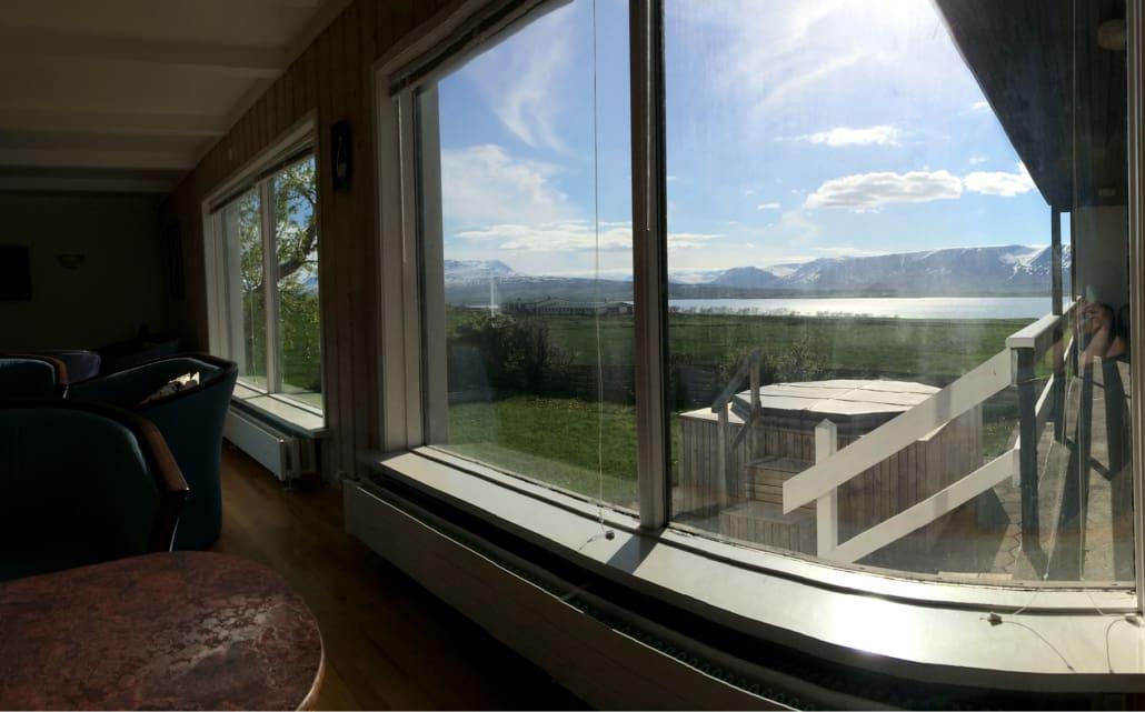 Uitzicht vanuit het Bjarnargerdis Guesthouse op de Eyjafjörður bij Akureyri, IJsland