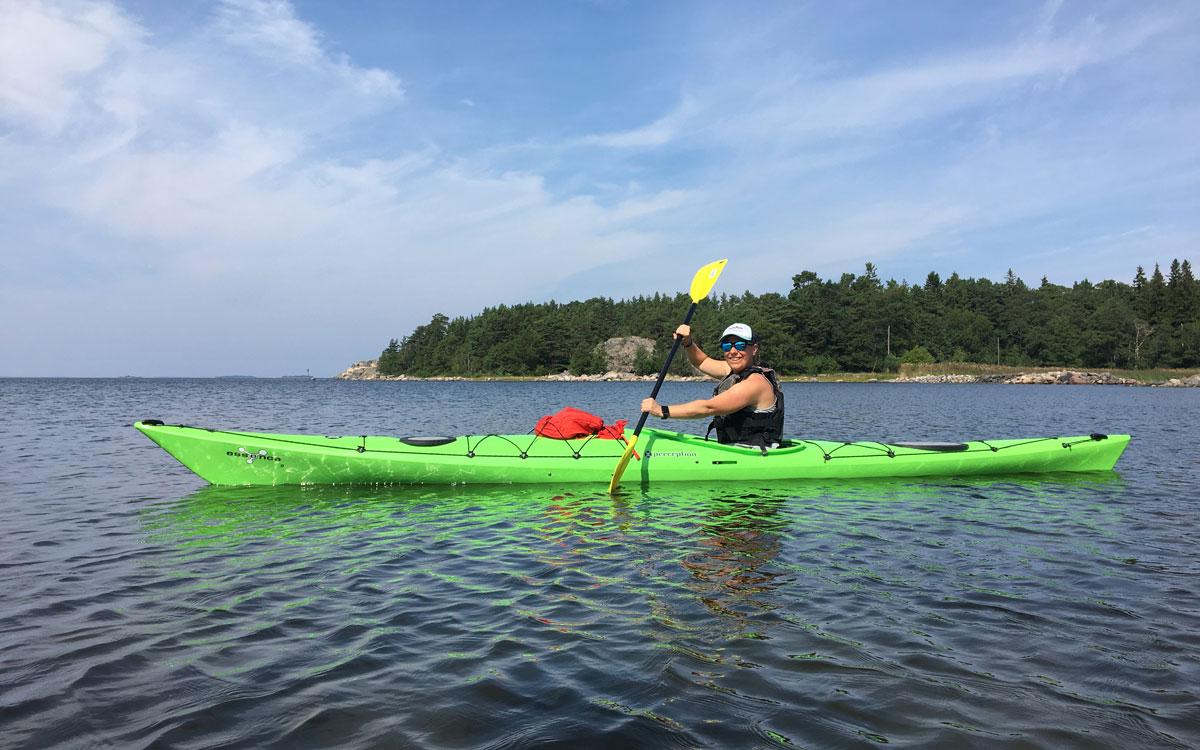 Katrin en kayak à Hanko.