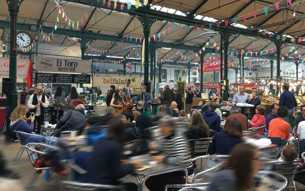 Bezienswaardigheden Belfast St Georges Market Live muziek
