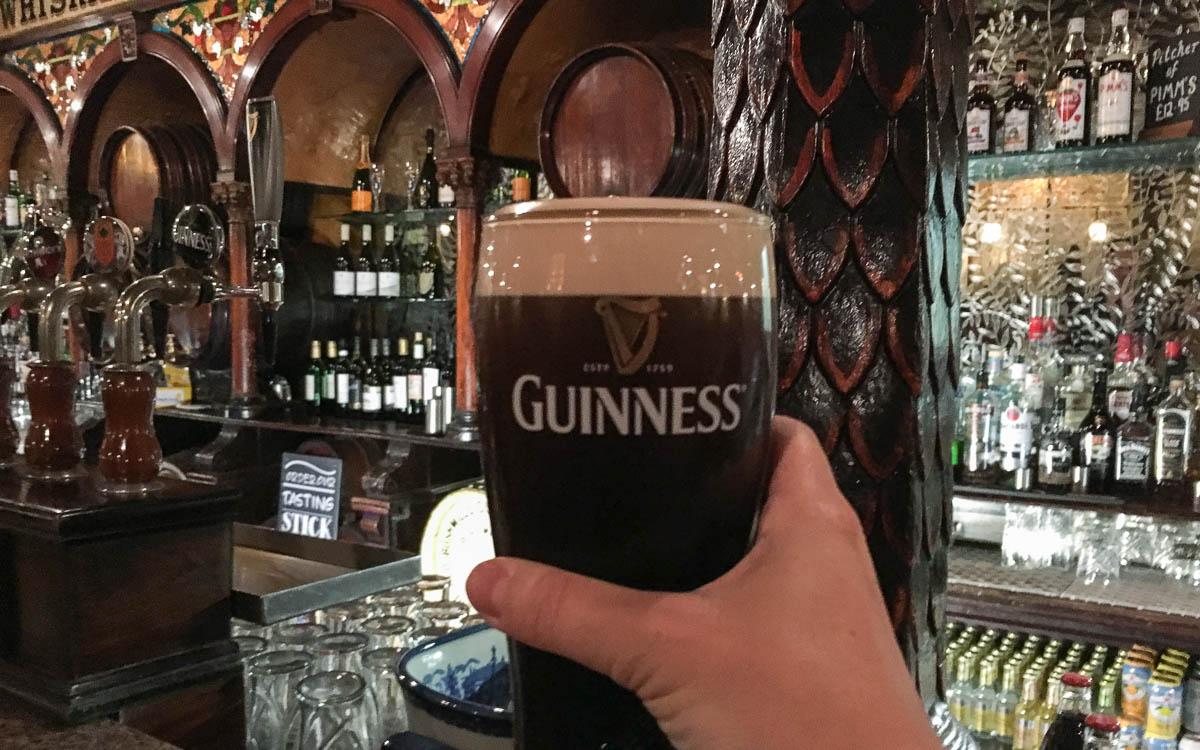 Belfast bezienswaardigheden The Crown Liquor Salon mijn eerste Guiness
