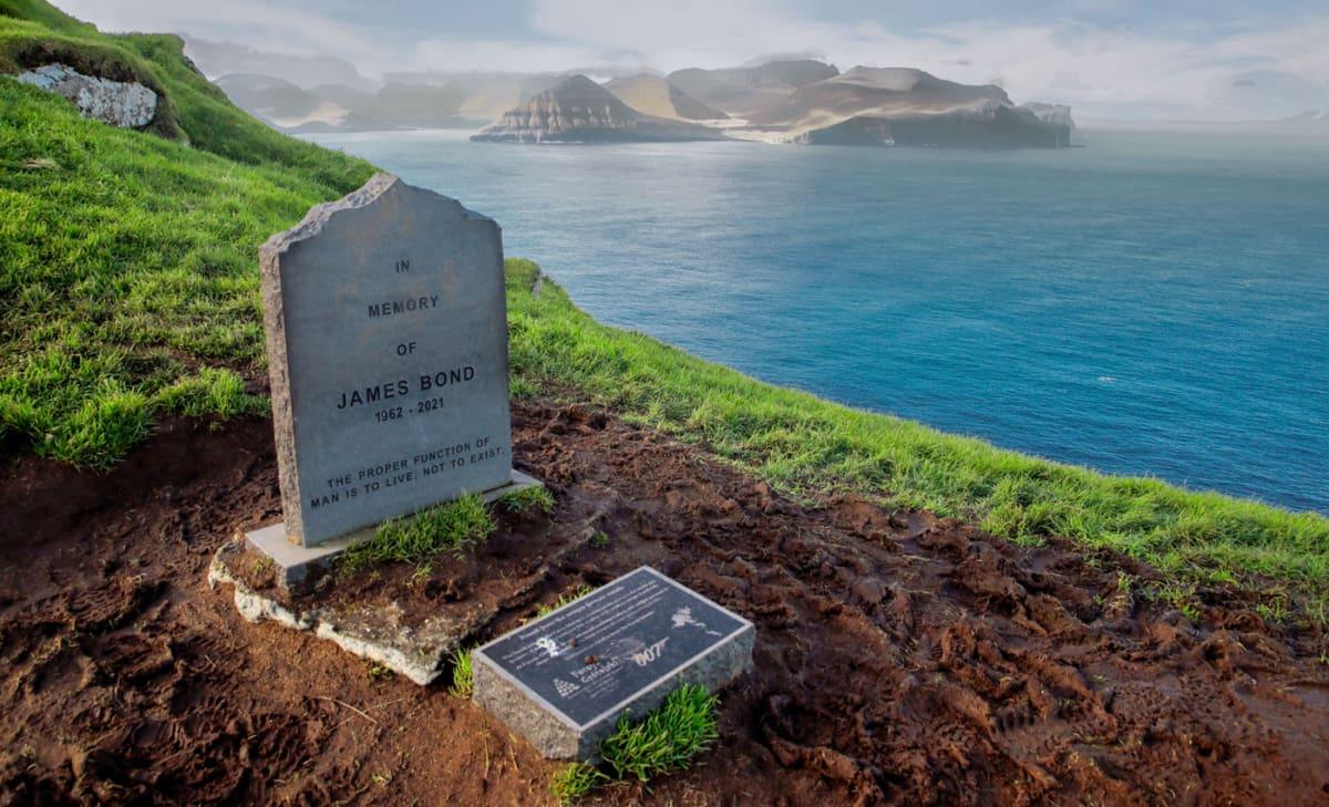 Pierre tombale de James Bond, île de Kalsoy, îles Féroé