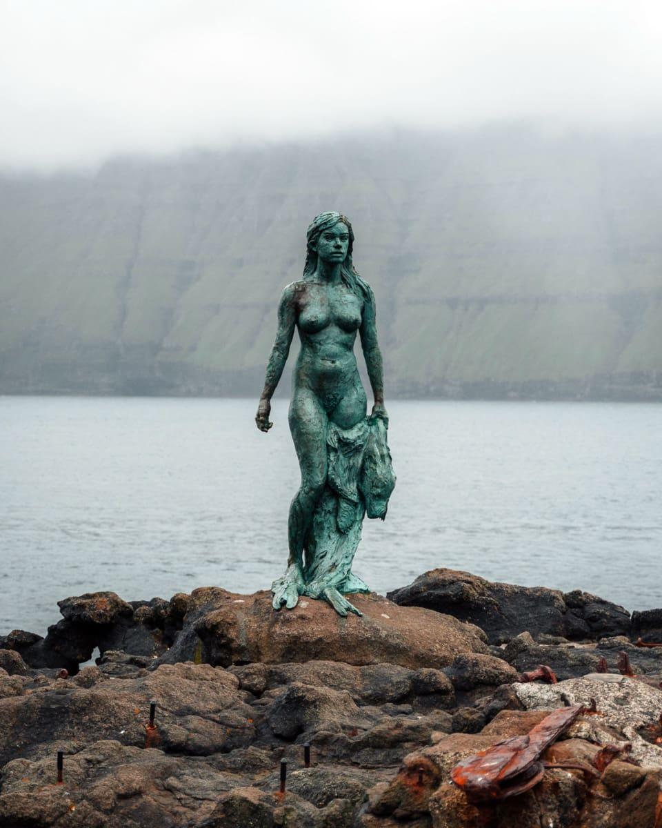 Femme phoque sur l'île de Kalsoy