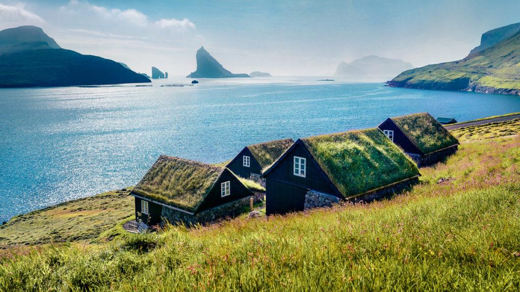 Maisons en bois traditionnelles et formations rocheuses de Tindhólmur à Bøur aux îles Féroé