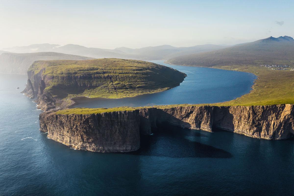 Vue impressionnante sur le lac Sørvágsvatn au-dessus de la mer aux îles Féroé
