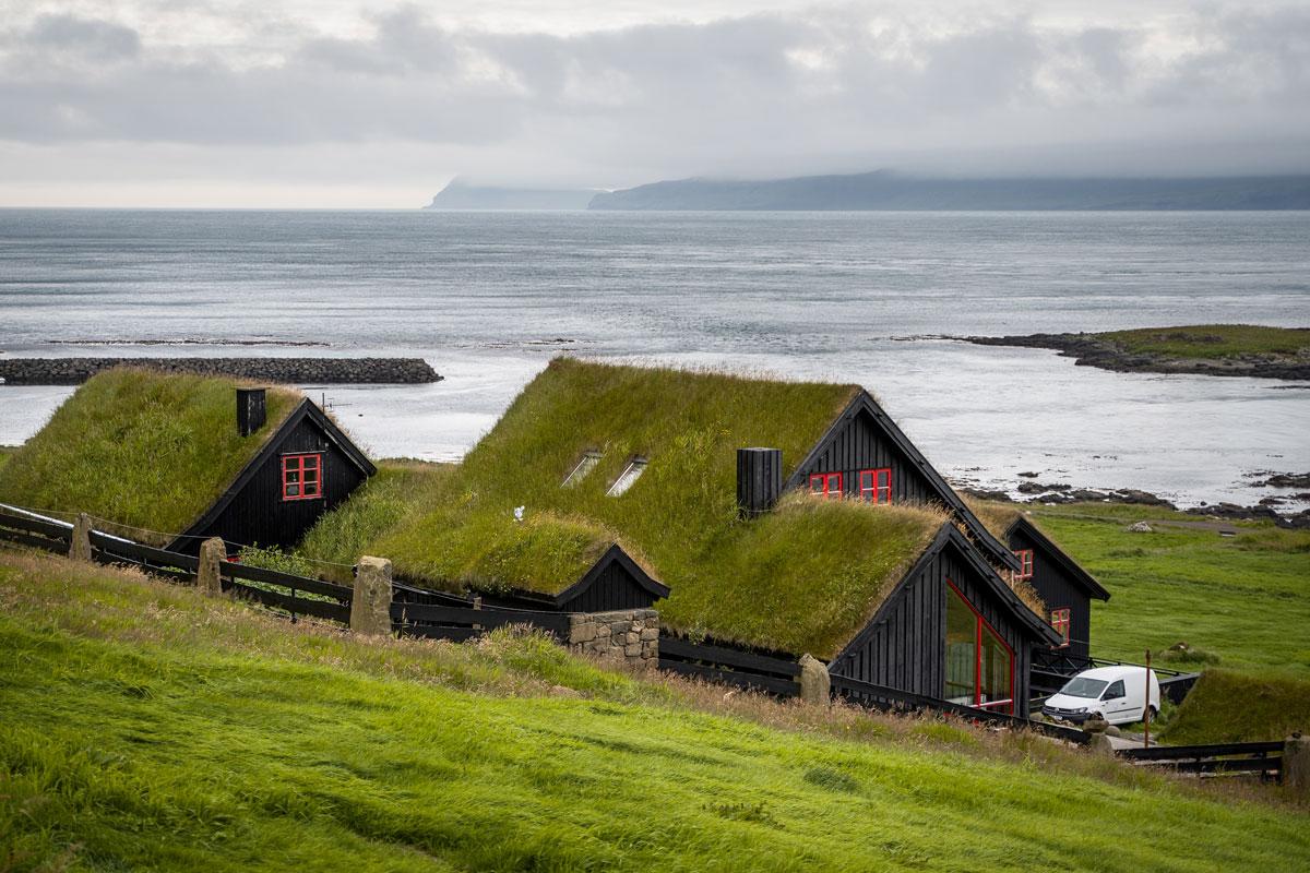 maisons en bois à toit de gazon à Kirkjubøur