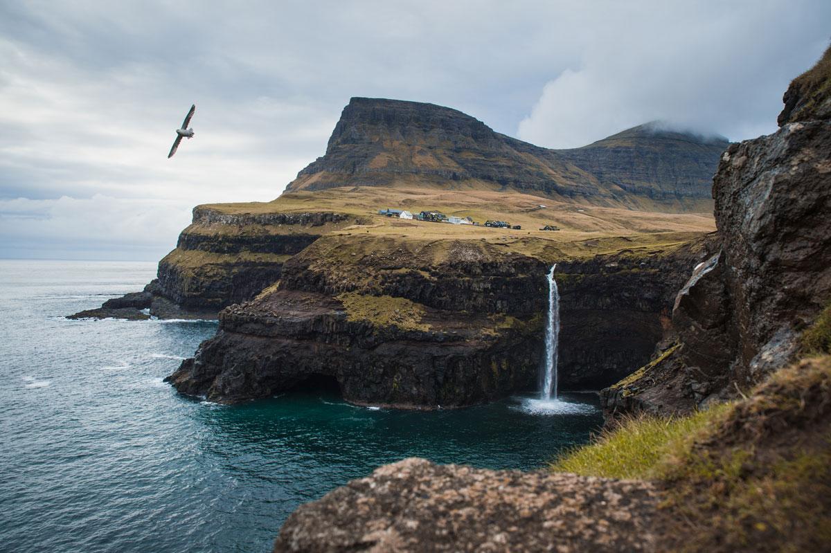La chute d'eau de Múlafossur tombe dramatiquement dans la mer à Gásadalur aux îles Féroé